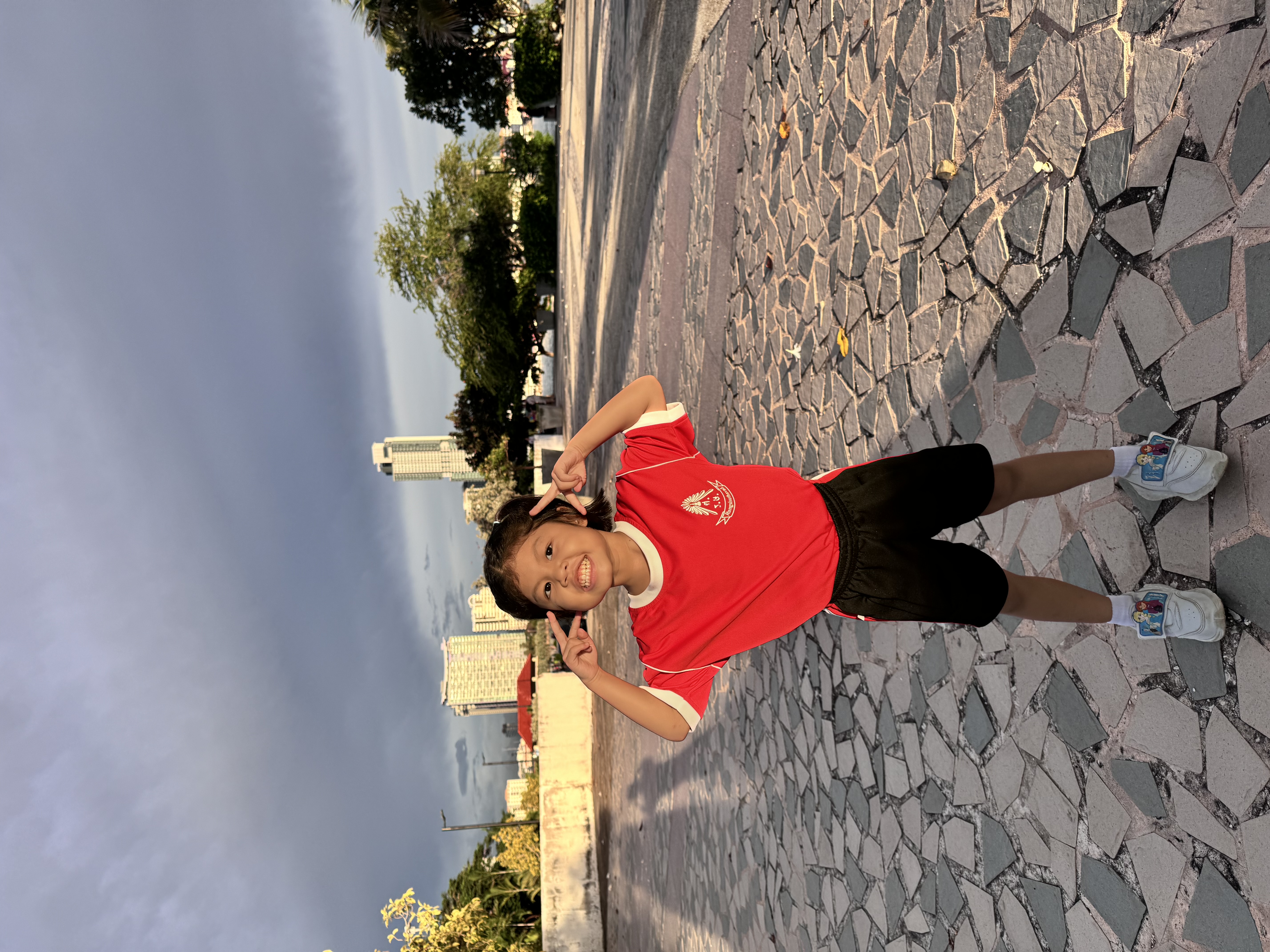 Profile picture for user Monthinee