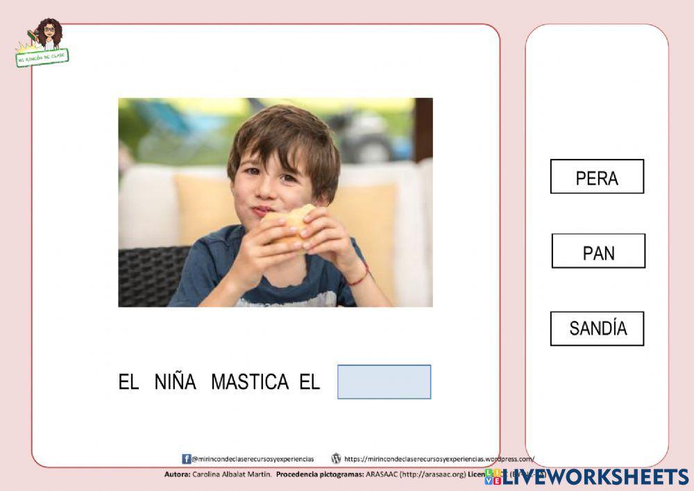 El niño mastica el pan