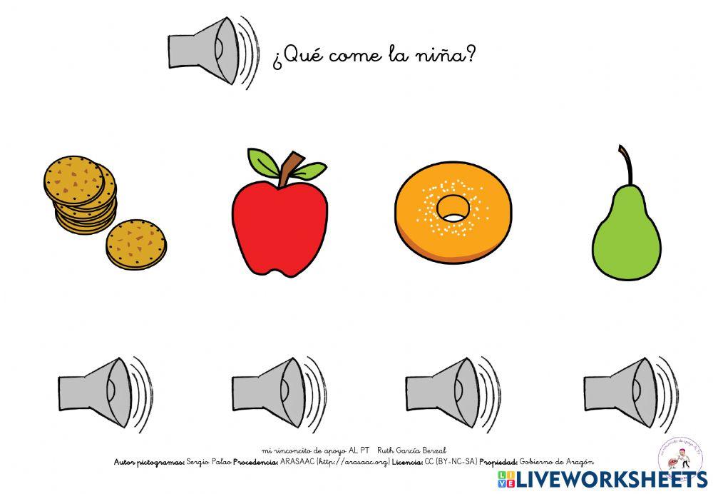 La niña come una manzana