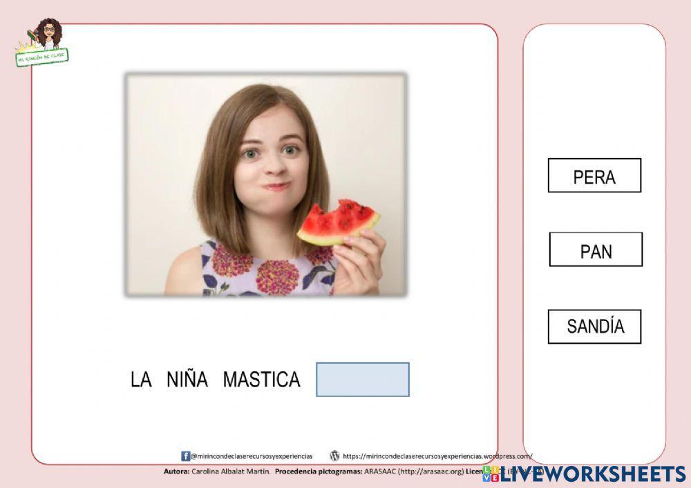 La niña mastica la sandía